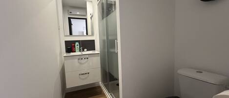 Dusj, hårføner og håndklær