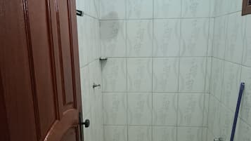 Ducha, toallas, jabón y papel higiénico