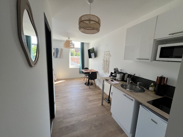 Refrigerador, microondas, cafetera/tetera, tetera/pava eléctrica