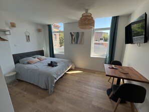 Tabla de planchar con plancha, wifi gratis y ropa de cama 