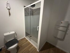 Ducha, secador de pelo, toallas