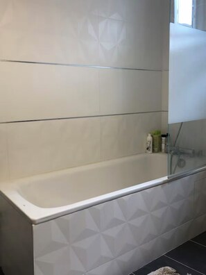 Secadora de cabello, toallas, jabón, papel de baño 