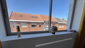 A window with a radiator, a decorative lamp, and a soccer ball on the sill. - Le studio Sang & Or, 2p (Lens)