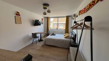 Iron/ironing board, free WiFi, bed sheets