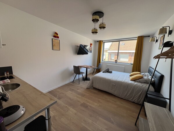 Tabla de planchar con plancha, wifi gratis, ropa de cama