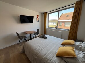 Iron/ironing board, free WiFi, bed sheets - Le studio Sang & Or, 2p (Lens)
