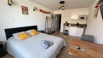 Fer et planche à repasser, Wi-Fi gratuit, draps fournis