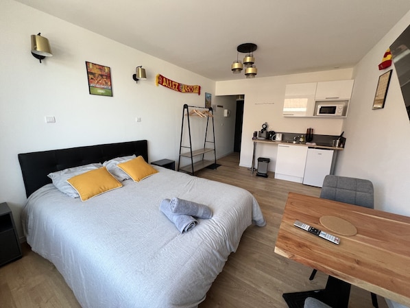 Tabla de planchar con plancha, wifi gratis y ropa de cama 