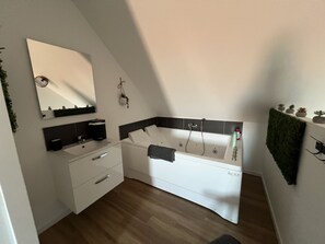 Ducha, bañera de hidromasaje, secador de pelo, toallas