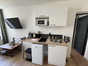 Refrigerador, microondas, cafetera/tetera, tetera/pava eléctrica