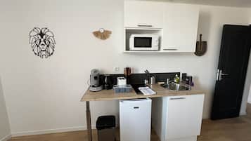 Réfrigérateur, micro-ondes, cafetière/bouilloire, bouilloire électrique