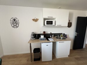 Een koelkast, een magnetron, een koffiezetapparaat/waterkoker