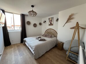 1 slaapkamer, een strijkplank/strijkijzer, gratis wifi, beddengoed