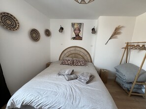 1 habitación, tabla de planchar con plancha, wifi gratis y ropa de cama