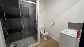 Douche, sèche-cheveux, serviettes fournies