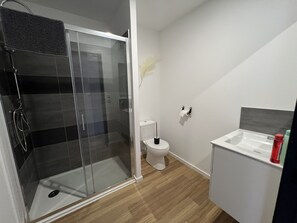 Een douche, een haardroger, handdoeken