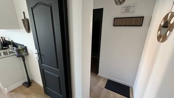 Douche, sĂšche-cheveux, serviettes fournies