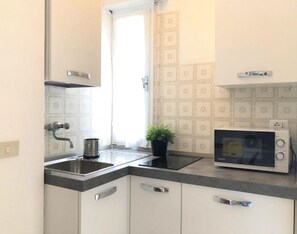 Refrigerador, microondas, parrilla de estufa y utensilios de cocina 