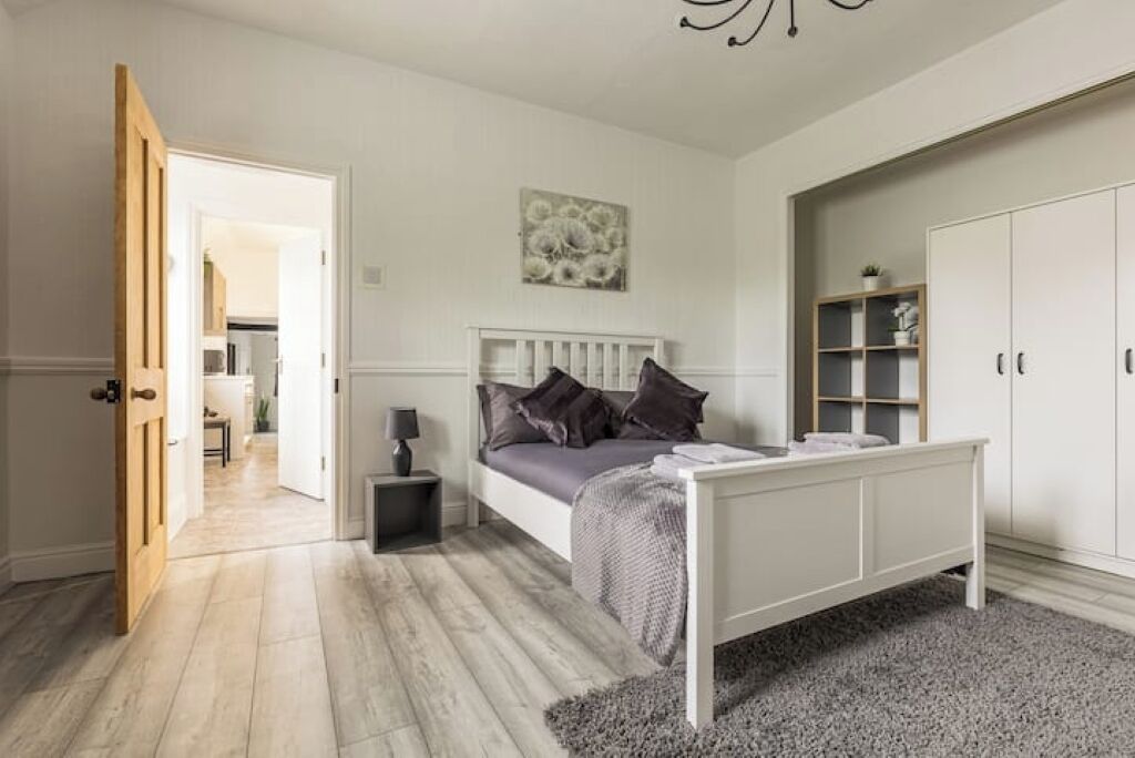 1 habitación, tabla de planchar con plancha, wifi y ropa de cama 