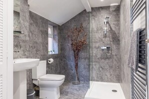 Douche, sèche-cheveux, serviettes fournies, savon