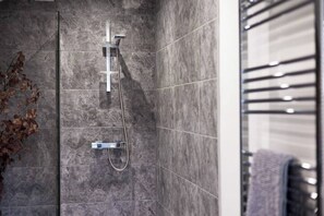 Shower, hair dryer, towels, soap - The Woodcutters Place (Leicestershire)