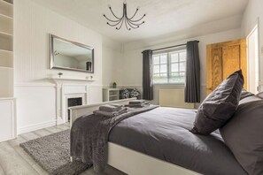 1 slaapkamer, een strijkplank/strijkijzer, wifi, beddengoed