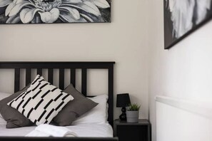 1 habitación, tabla de planchar con plancha, wifi y ropa de cama
