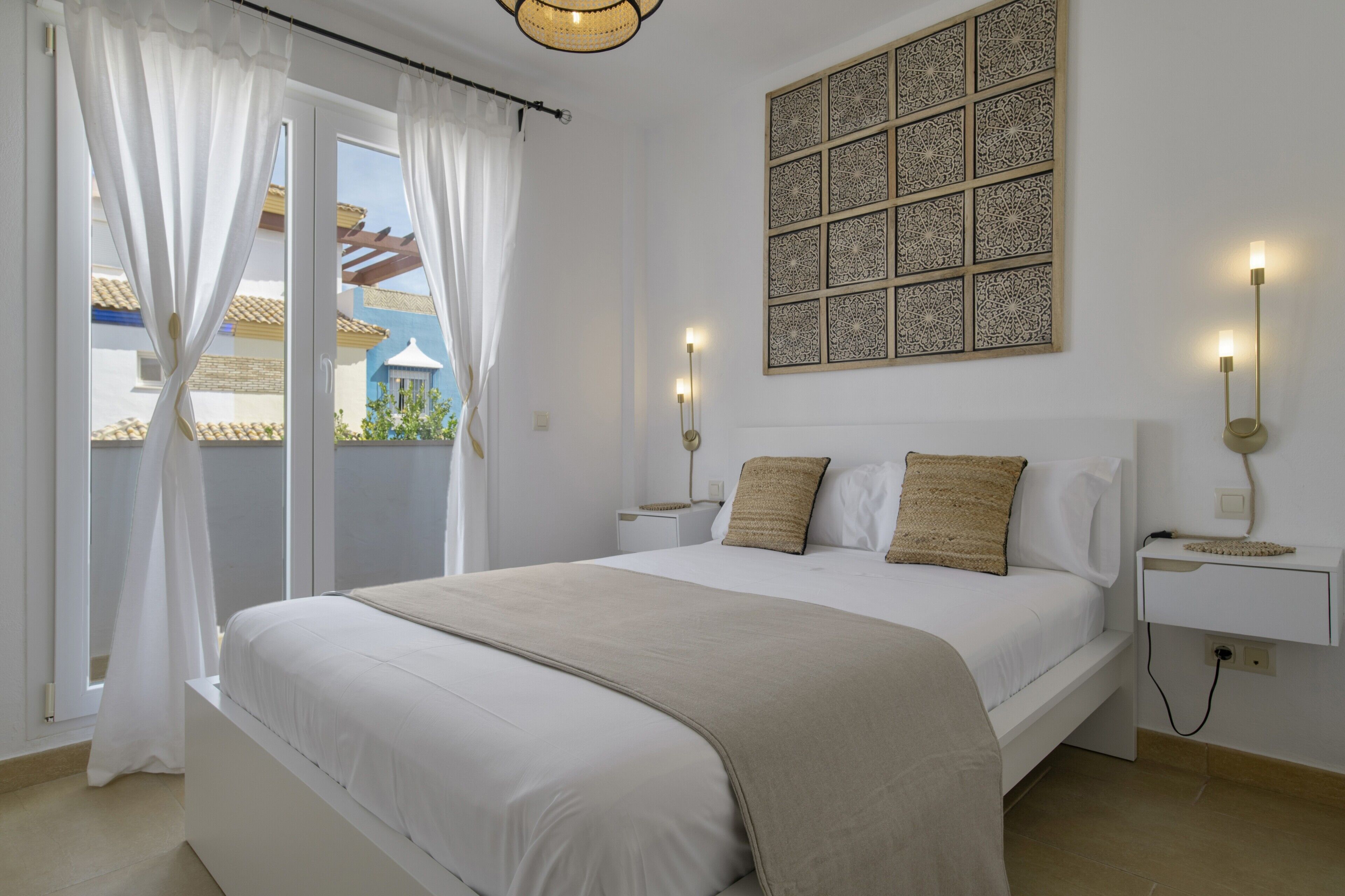 4 bedrooms, iron/ironing board, WiFi, bed sheets