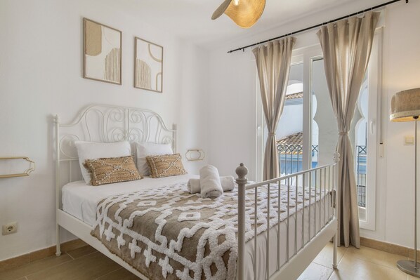 4 habitaciones, tabla de planchar con plancha, wifi y ropa de cama