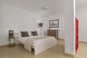 4 bedrooms, iron/ironing board, WiFi, bed sheets - Apartment 'El Refugio Del Mar' with Balcony, Wi-Fi and Air Conditioning (Barbate)