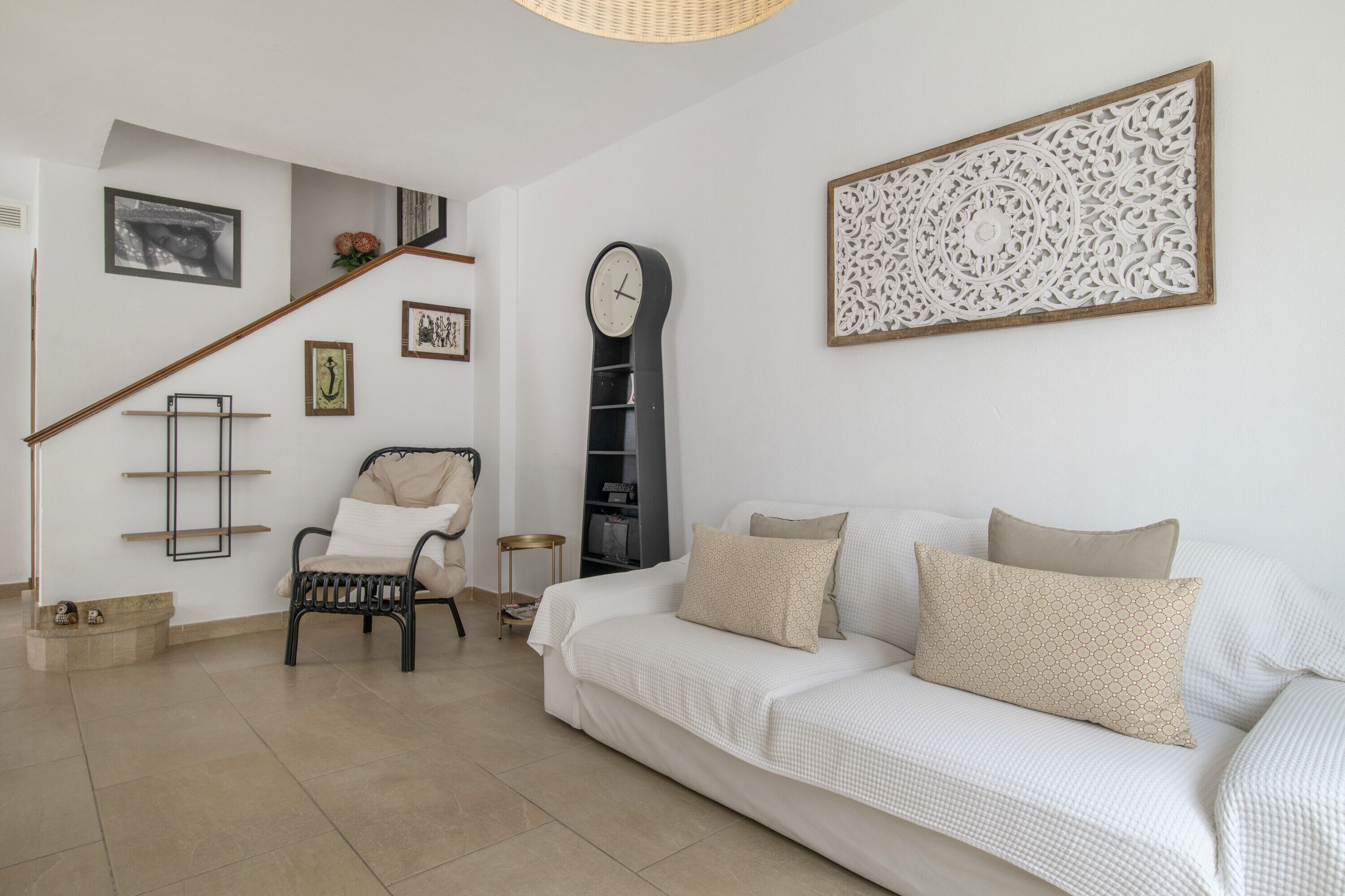 Televisión, chimenea y reproductor de DVD 