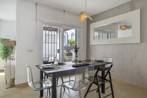 Dining - Apartment 'El Refugio Del Mar' with Balcony, Wi-Fi and Air Conditioning (Barbate)