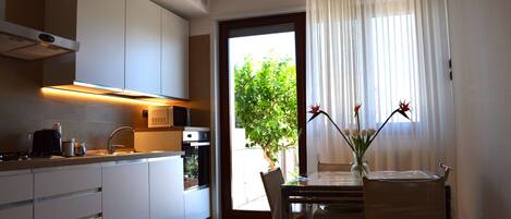 Mikrowelle, Ofen, Herdplatte, Geschirrspüler