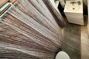 Secador de pelo, toallas, jabón, papel higiénico