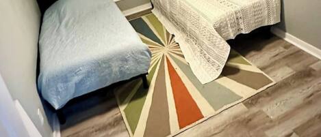 2 bedrooms, internet, bed sheets