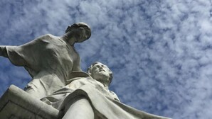 Une statue se dressant sur fond de ciel dégagé.