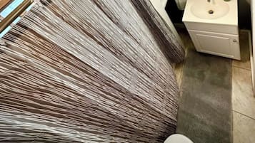 Een haardroger, handdoeken, zeep, toiletpapier