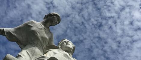 Eine Statue mit blauem Himmel im Hintergrund.