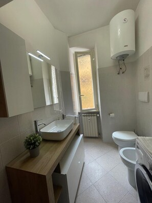 Hair dryer, towels, soap, toilet paper - Cozy Apartment Within Walking Distance From The Center Of Rome (Roma)