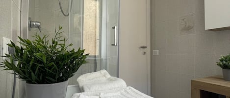 Een haardroger, handdoeken, zeep, toiletpapier