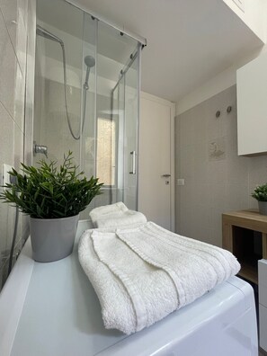 Hair dryer, towels, soap, toilet paper - Cozy Apartment Within Walking Distance From The Center Of Rome (Roma)