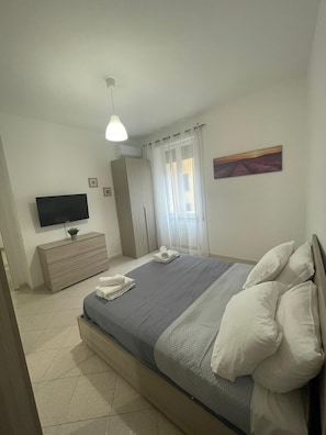 1 bedroom, iron/ironing board, internet, bed sheets