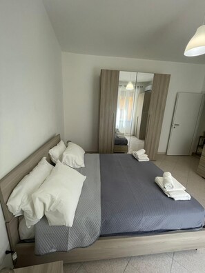 1 bedroom, iron/ironing board, internet, bed sheets