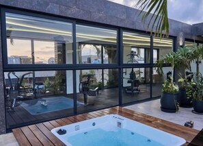 Outdoor spa tub - Playa Retreat w/ rooftop Pool Near 5th Av (Playa del Carmen)