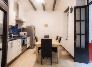 Fridge, microwave, oven, stovetop - Regina 70 · Amazing Historic Colonial Duplex by Cathedral (Mexico City)