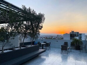 Outdoor dining - Luxurious 3BR in Roma Norte with Pool and gym (Mexico City)