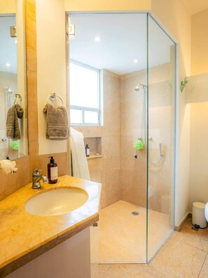 Dusche, Haartrockner, Shampoo