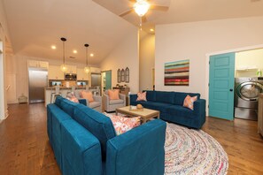 Smart TV, fireplace, books - Golf Cart, Dog Friendly, Close to Everything! (Carolina Beach)