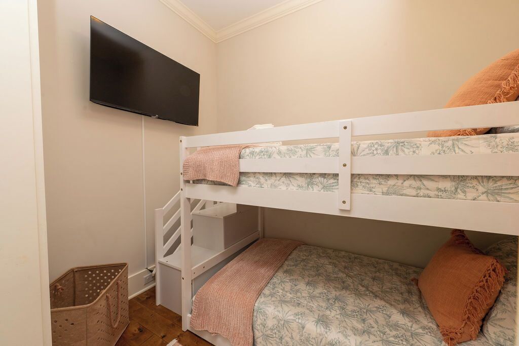 4 bedrooms, iron/ironing board, free WiFi, bed sheets