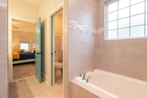Hair dryer, towels, soap, shampoo - Golf Cart, Dog Friendly, Close to Everything! (Carolina Beach)